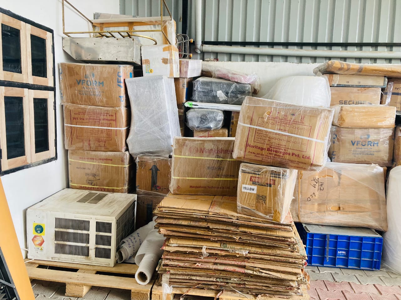 Chhavi Packers and Movers Team Loading Boxes - Expert Packing Services